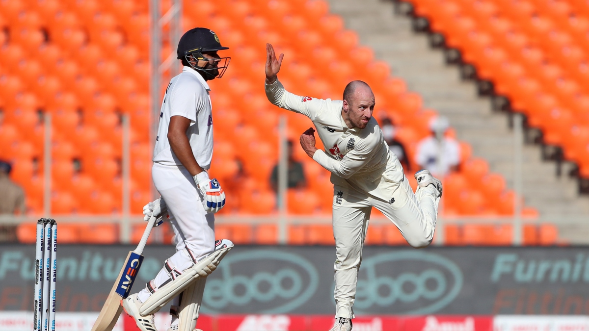 IND vs ENG england spinner jack leach ruled out of first test against India | दूसरे टेस्ट से पहले टीम को लगा बड़ा झटका, स्टार खिलाड़ी हुआ बाहर