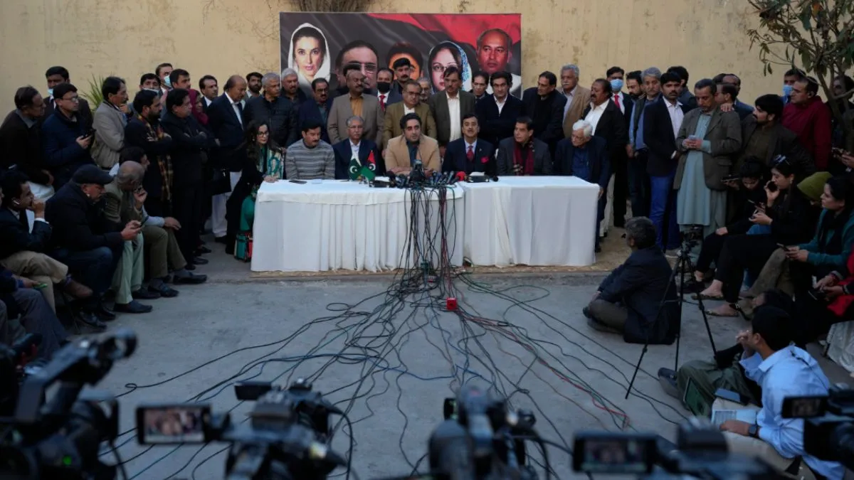 आम चुनाव में धांधली को लेकर जब दुनिया भर में हुई थू-थू तो पाकिस्तान ने बताया आंतिरक मामला, दूसरे देशों को कही ये बात प्रतीकात्मक फोटो। - India TV Hindi