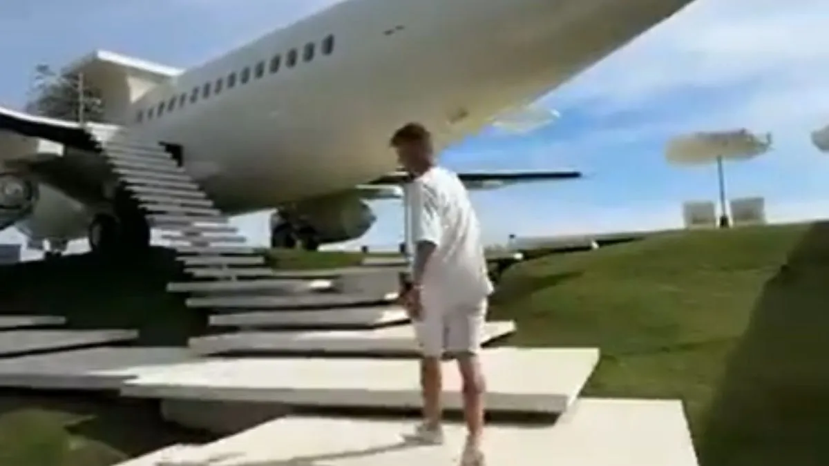 Creativity हो तो ऐसी! शख्स ने Boeing 737 को बदलकर बनाया अपना Villa, आनंद महिंद्रा ने शेयर किया Video शख्स ने प्लेन को विला में बदला- India TV Hindi