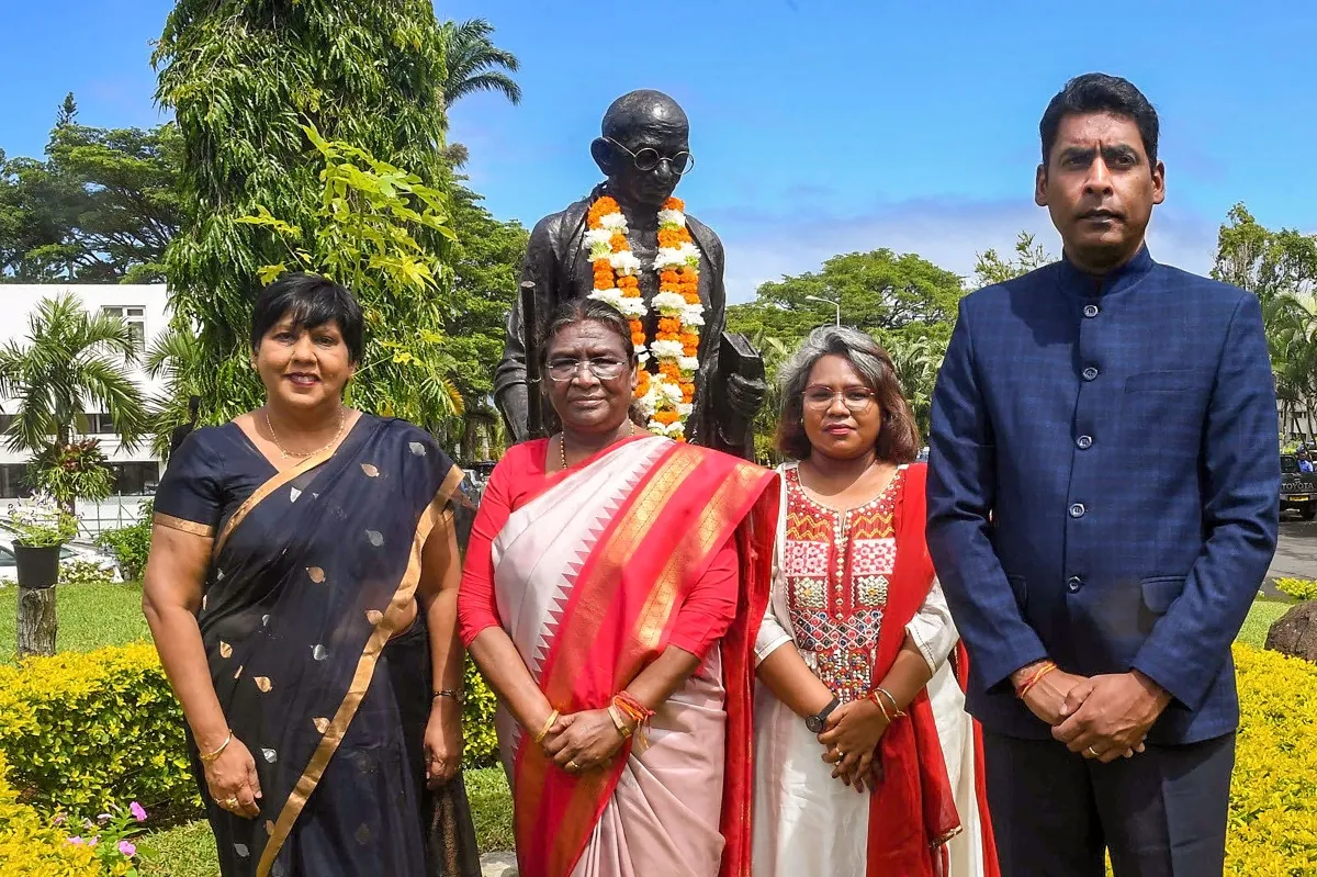 मॉरीशस में भारतीय राष्ट्रपति मुर्मू ने गांधीजी को दी श्रद्धांजलि, भारतीयों का जताया आभार, मेट्रो से की यात्रा मॉरीशस में भारतीय राष्ट्रपति मुर्मू - India TV Hindi