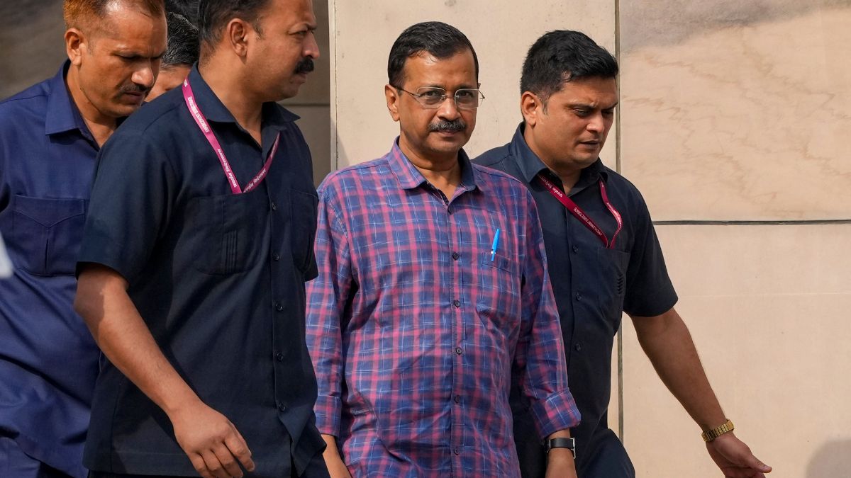 31 मार्च की ‘महारैली’ के लिए घर-घर जाकर न्यौता दे रहे AAP के नेता, कैंडल मार्च भी किया