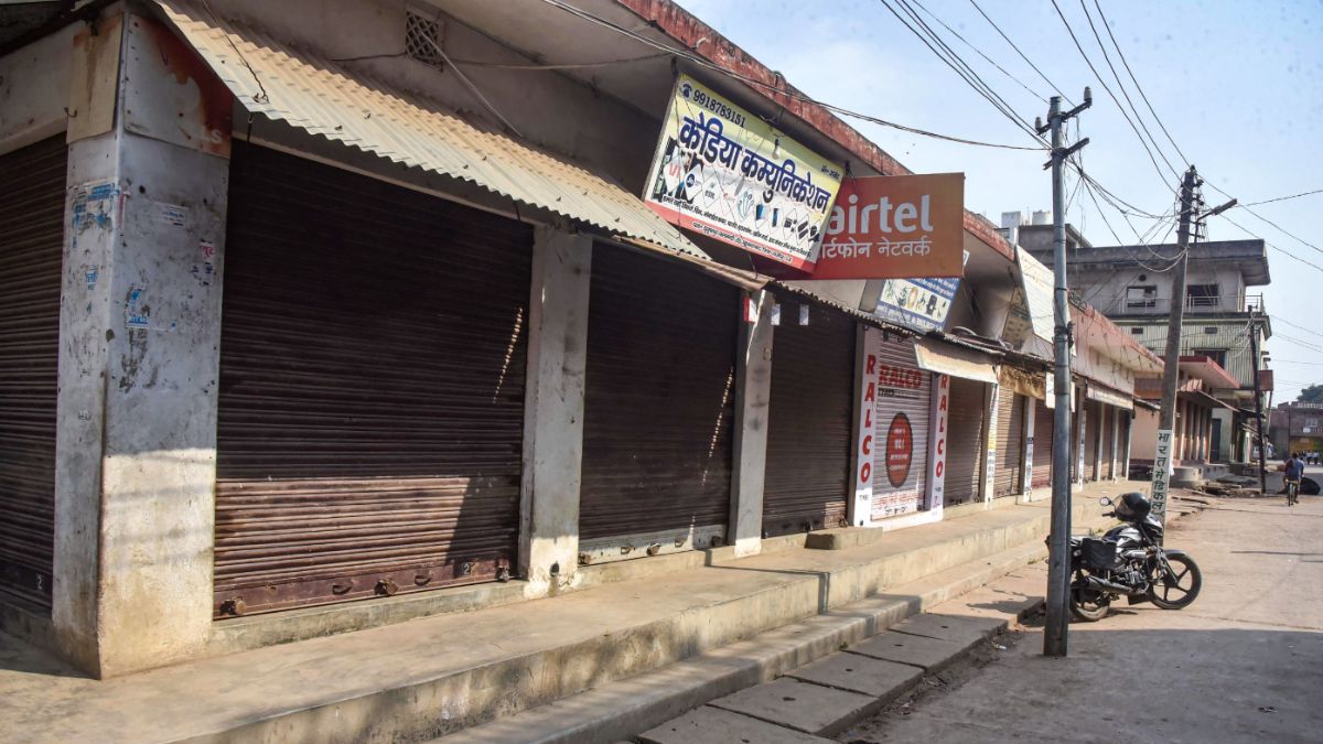 मोहम्मदाबाद यूसुफपुर में दुकानें और बाजार बंद, मुख्तार अंसारी के शव का इंतजार कर रहे लोग मोहम्मदाबाद यूसुफपुर में दुकानें और बाजार बंद, मुख्तार अंसारी के शव का इंतजार कर रहे लोग