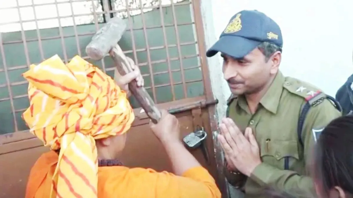 टिकट कटते ही साध्वी प्रज्ञा ने उठा लिया हथौड़ा, हाथ जोड़ गिड़गिड़ाता रहा पुलिसवाला; सामने आया VIDEO प्रज्ञा ठाकुर ने शराब...- India TV Hindi