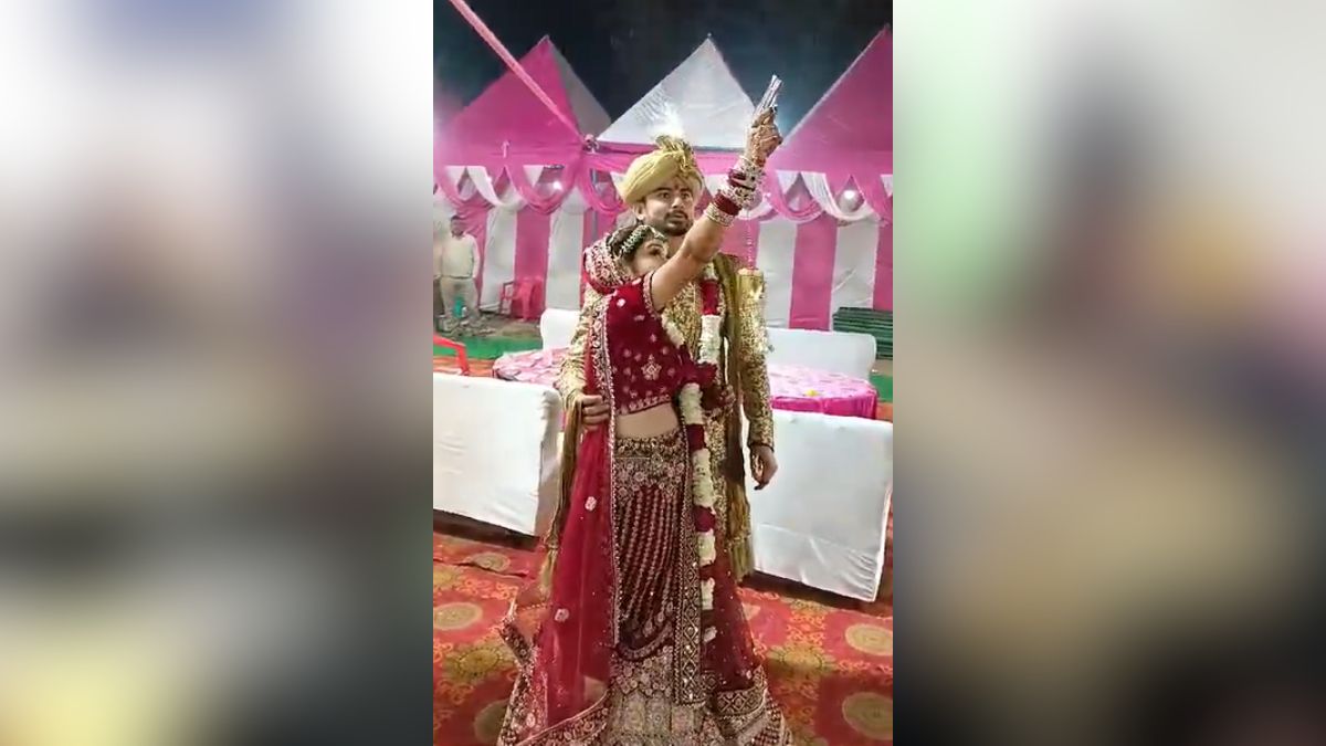 अपनी ही शादी में दुल्हन ने चलायीं ताबड़तोड़ गोलियां, वायरल हुआ वीडियो अपनी ही शादी में दुल्हन ने चलायीं ताबड़तोड़ गोलियां, वायरल हुआ वीडियो