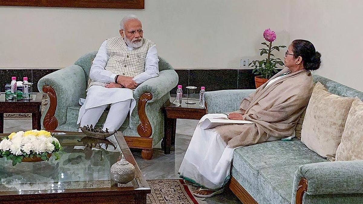 पीएम मोदी का पश्चिम बंगाल दौरा, राजभवन में हुई सीएम ममता बनर्जी से मुलाकात