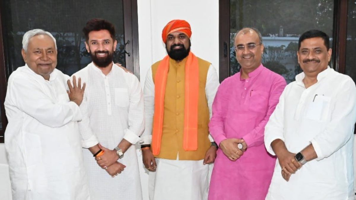 राजनीति की नई तस्वीर! नीतीश कुमार ने चिराग पासवान के कंधे पर रखा हाथ, सम्राट चौधरी और संजय झा भी दिखे साथ