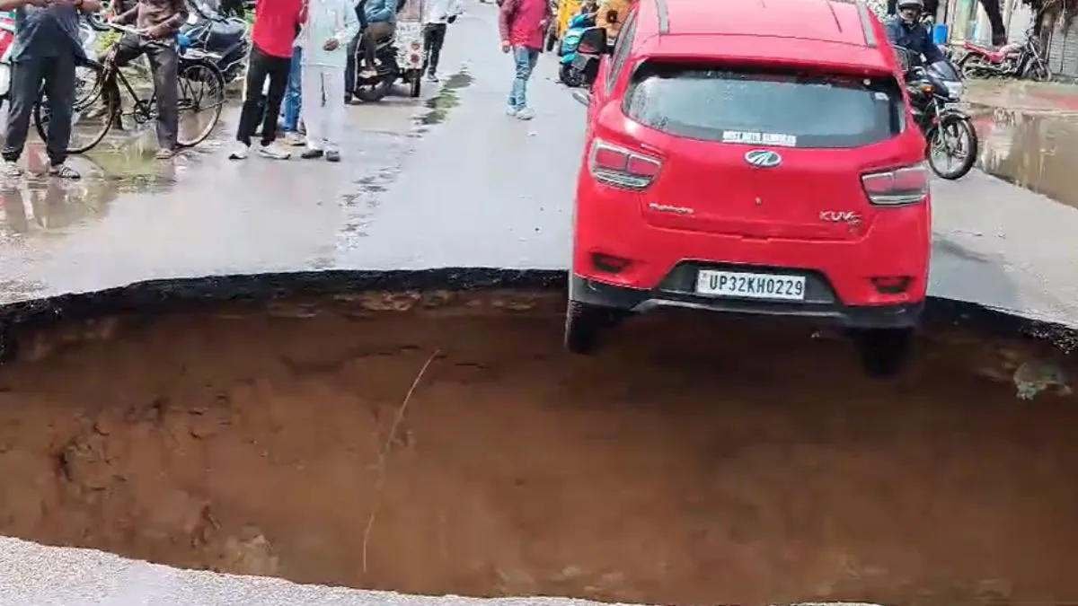 VIDEO: लखनऊ में बारिश होते ही सड़क बनी 'खाई', मौत को 'टक्क' से छूकर लटकी कार गड्ढे में फंसी कार- India TV Hindi