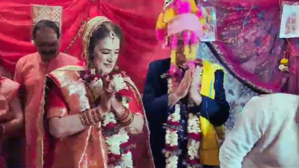 महाशिवरात्रि पर काशी में एक-दूजे का हुआ इटेलियन कपल, शिव को साक्षी मानकर रचाई शादी महाशिवरात्रि पर काशी में एक-दूजे का हुआ इटेलियन कपल।- India TV Hindi