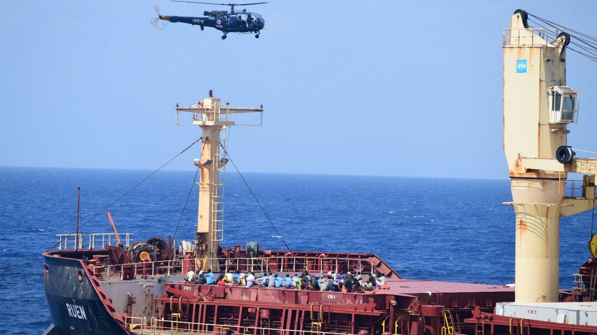 Pirates kneel before Indian Navy 35 pirates surrender from Somalia/भारतीय नौसेना के सामने समुद्री लुटेरों ने टेके घुटने, सोमालिया के 35 जलदस्युओं ने किया आत्मसमर्पण