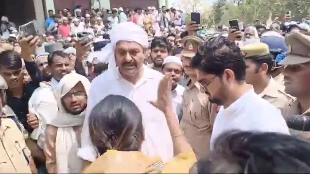 Video: मुख्तार के अंतिम संस्कार में अफजाल और DM के बीच हुई तीखी बहस, कहा- ‘…किसी परमिशन की जरूरत नहीं’