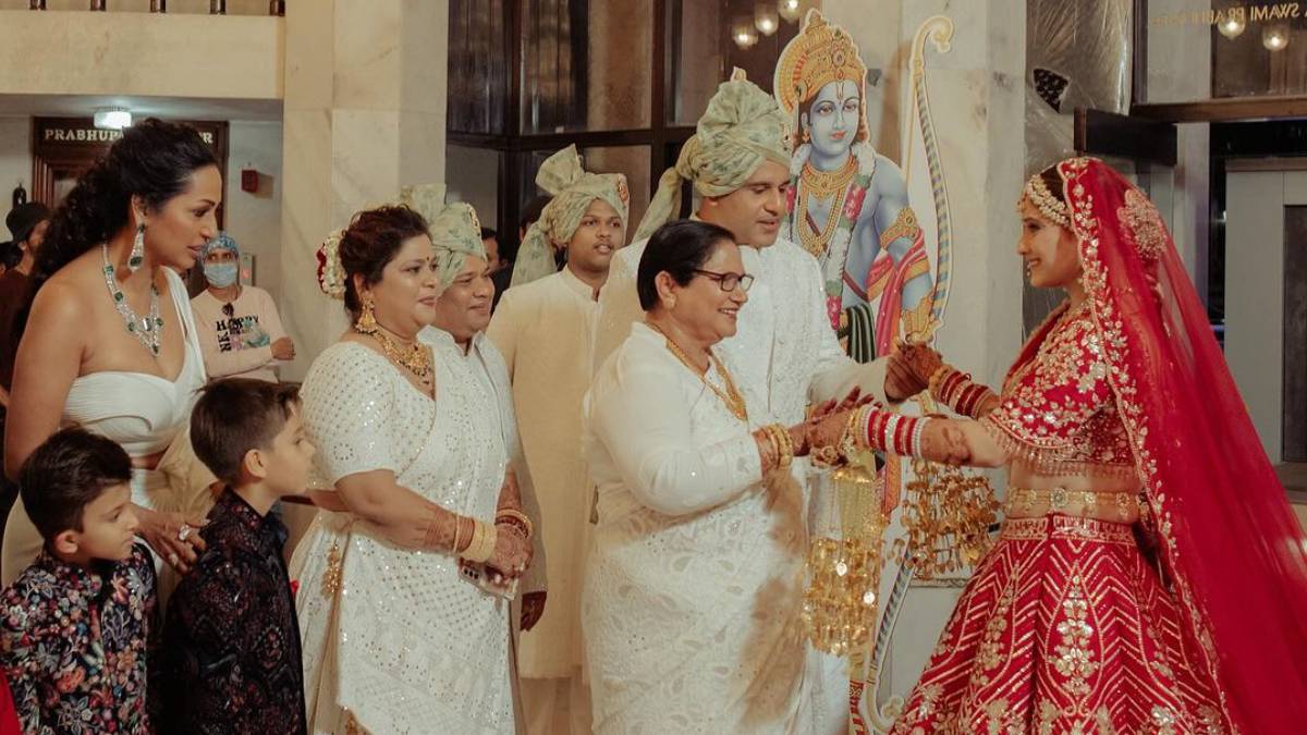 आरती सिंह को मिला भगवान राम का आशीर्वाद! फैमिली फोटो के बैकग्राउंड पर टिकी नजर - India TV Hindi