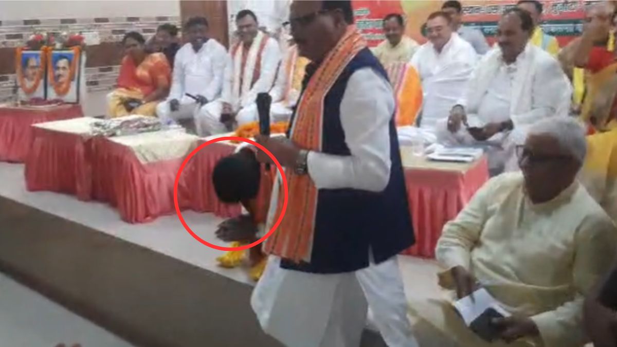 यूपी: डिप्टी CM बृजेश पाठक ने ओम प्रकाश राजभर के बेटे को घुटनों के बल बैठाकर मंगवाई माफी, सामने आया VIDEO