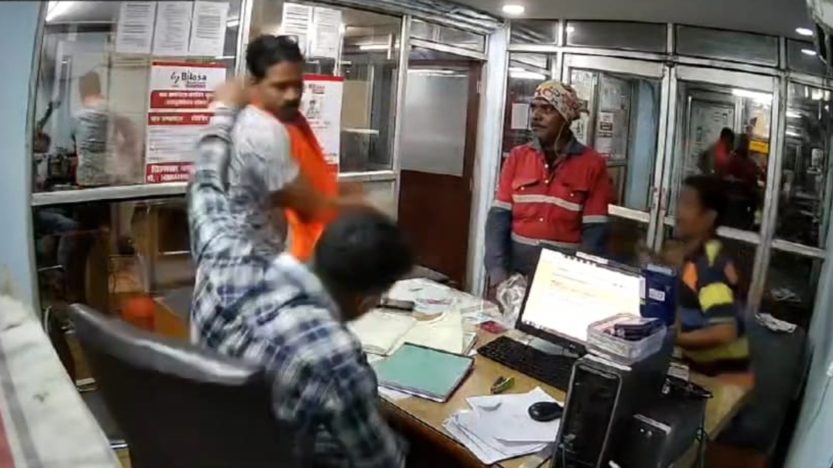 नशे में खून देने की बात कह रहा था नेता, नहीं माना लैब टेक्नीशियन तो कर दी मारपीट