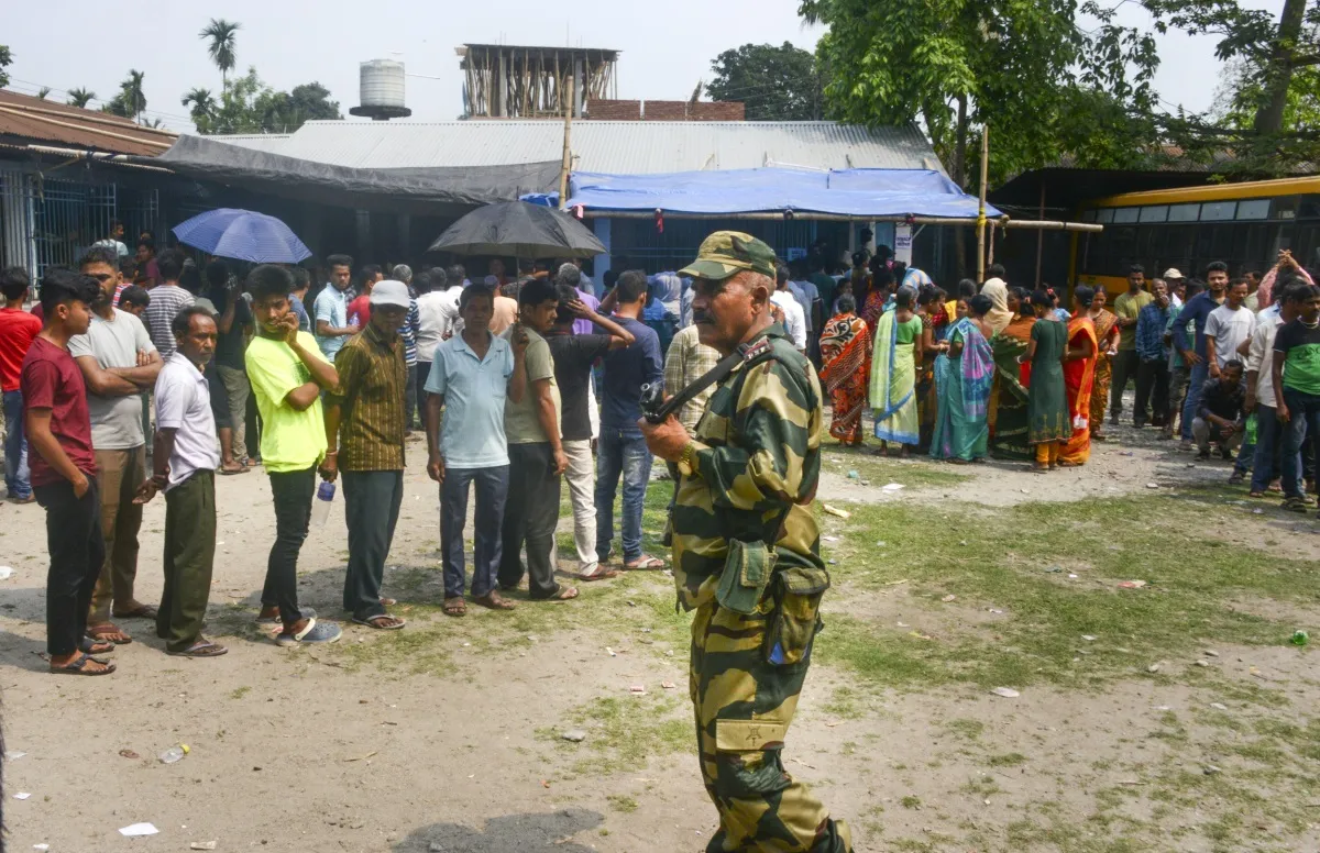 Lok sabha elections 2024: बंगाल में हिंसा की छिटपुट घटनाओं के बीच वोटिंग जारी, मतदान केंद्रों पर लंबी कतार lok sabha elections 2024, voting- India TV Hindi