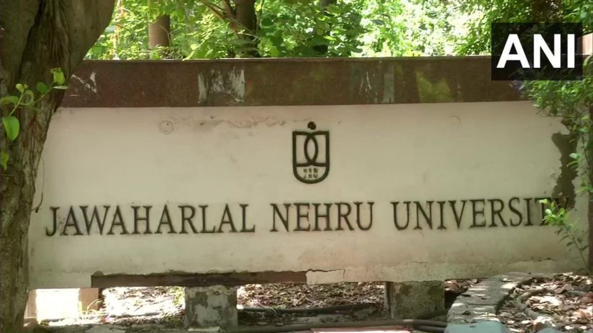 JNU के मेन गेट पर छात्रा अनिश्चितकालीन धरने पर बैठी, यौन उत्पीड़न की शिकायत पर एक्शन न लेने का आरोप