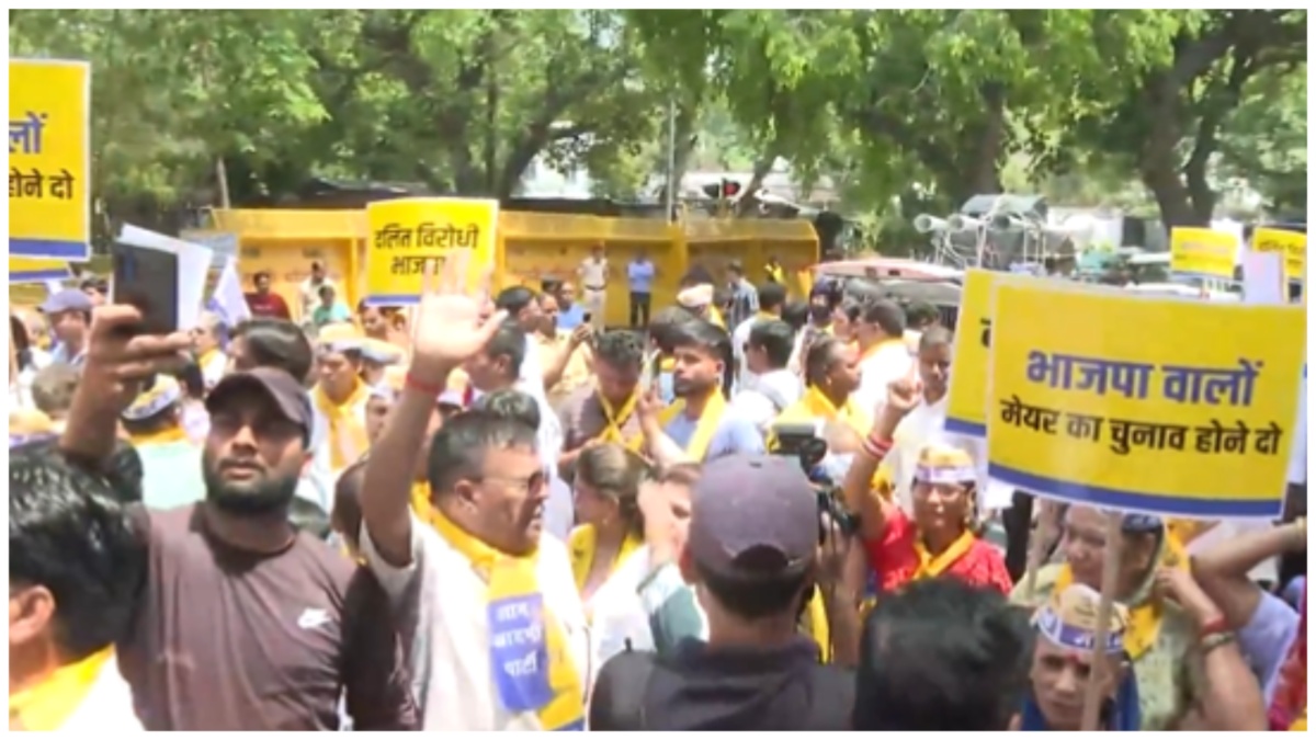 भाजपा मुख्यालय के बाहर AAP का विरोध प्रदर्शन, कहा- वे नहीं चाहते दलित व्यक्ति बने दिल्ली का महापौर