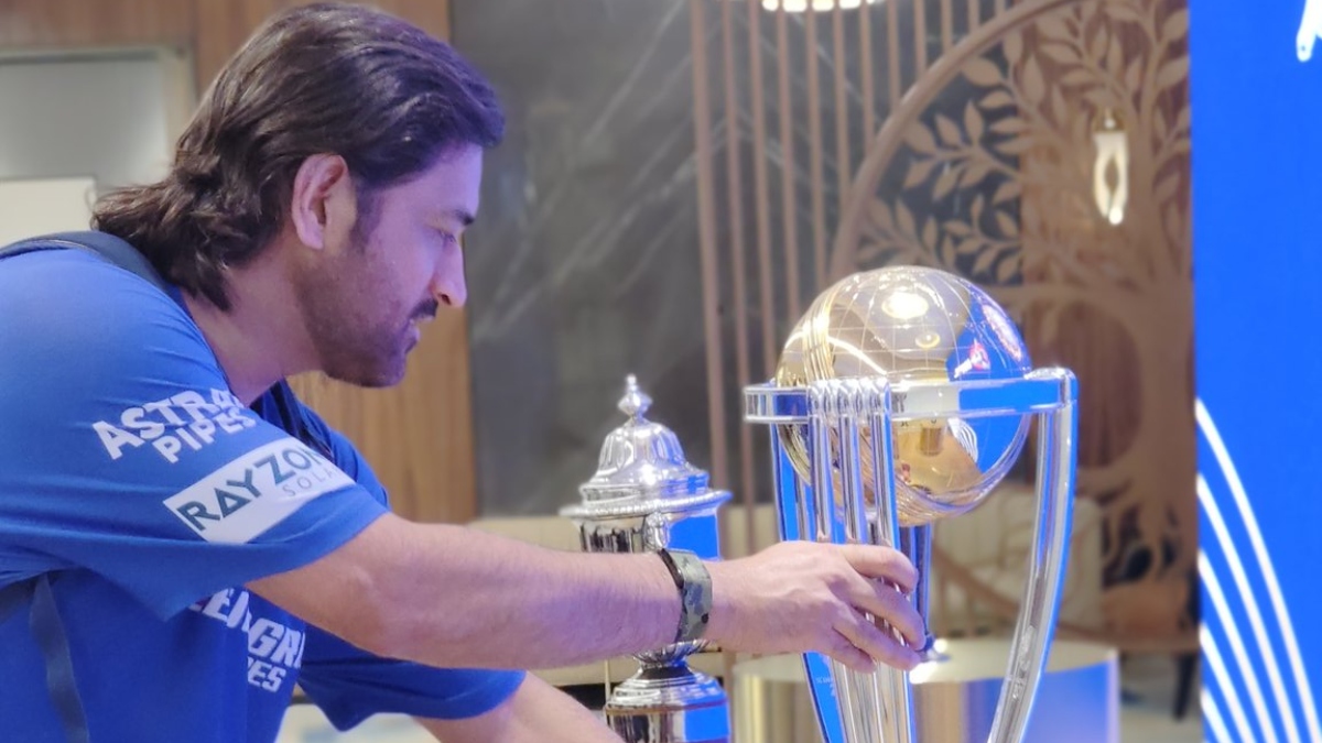 “ये दोनों एक-दूसरे के लिए बने हैं”; MS Dhoni ने वर्ल्ड कप ट्रॉफी को छुआ तो फैंस की यादें हुईं ताजा