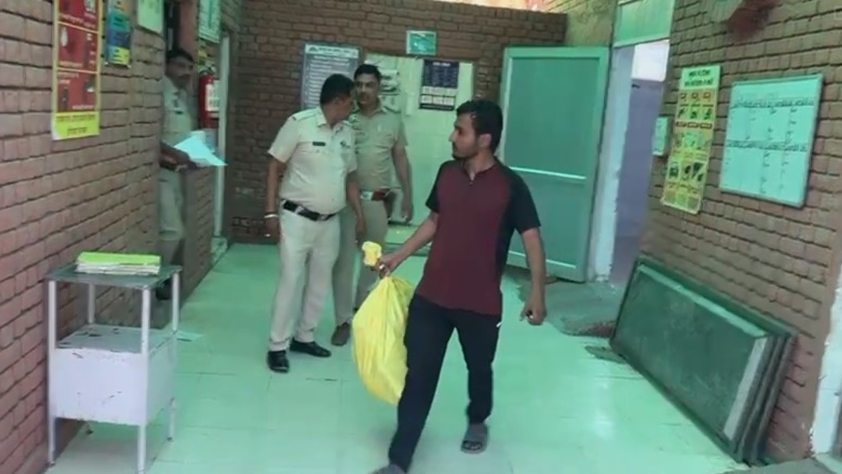 VIDEO: पिता ने पीट-पीटकर की बेटे की हत्या, पुलिस को लगी भनक तो जलती चिता से उठाई लाश VIDEO: पिता ने पीट-पीटकर की बेटे की हत्या, पुलिस को लगी भनक तो जलती चिता से उठाई लाश