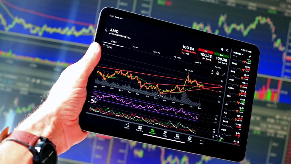 Stock Market: ईरान पर इजराइल के हमले के चलते लाल निशान में खुला बाजार, आईटी और रियल्टी शेयर में गिरावट