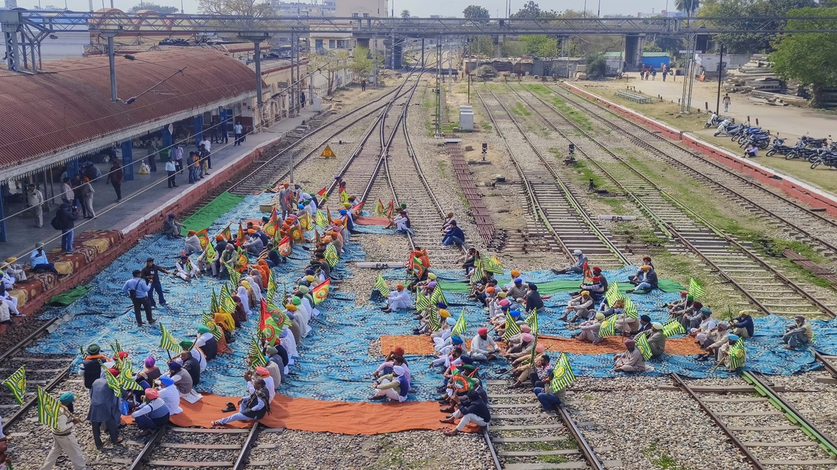 किसानों के रेल रोको आंदोलन का बड़ा असर, 70 ट्रेनें कैंसिल, यात्री हो रहे परेशान