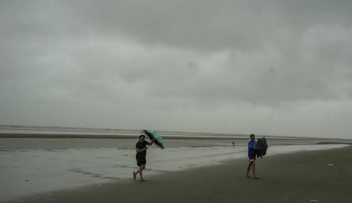 Cyclone Remal: तूफान का लैंडफॉल जारी, किसी भी आपदा से निपटने के लिए भारतीय नौसेना तैयार चक्रवात रेमल से जुड़ी हर अपडेट।- India TV Hindi