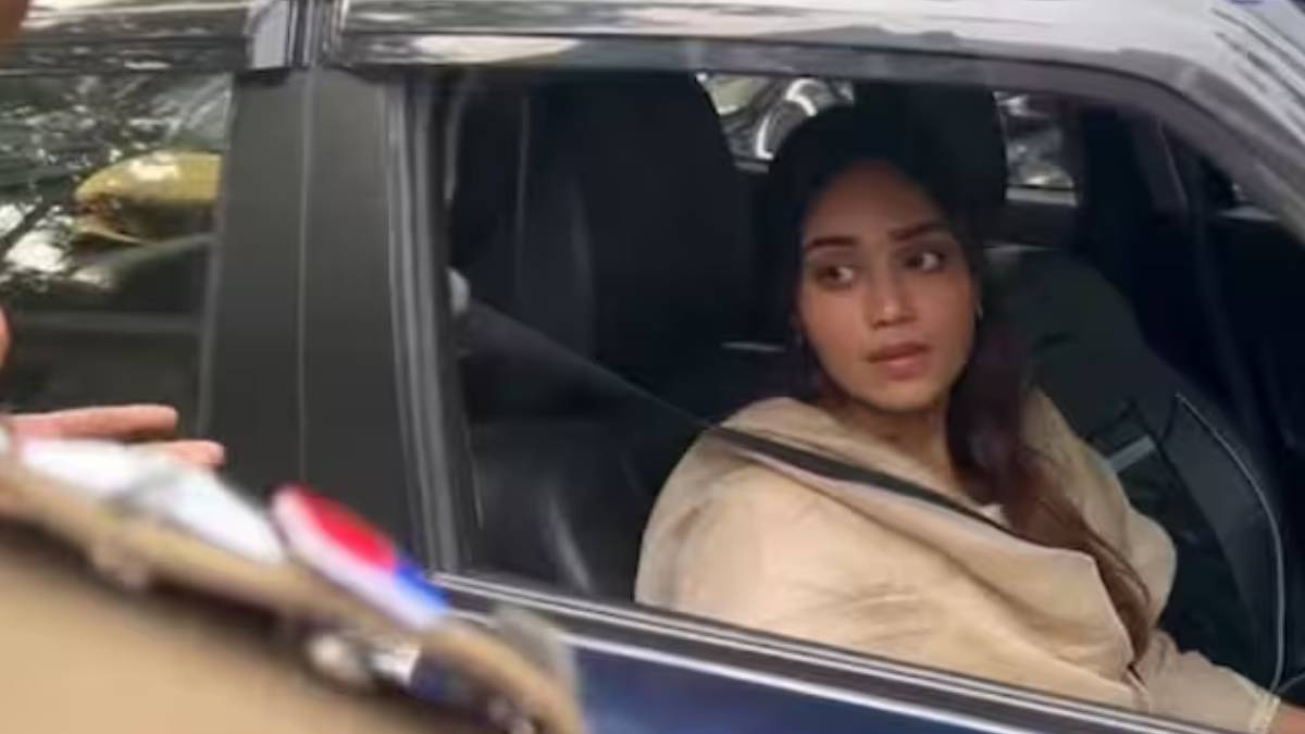 बीच सड़क पुलिस से भिड़ी एक्ट्रेस, नहीं चेक करने दी कार, ऑर्डर मानने से किया इनकार, VIDEO VIRAL