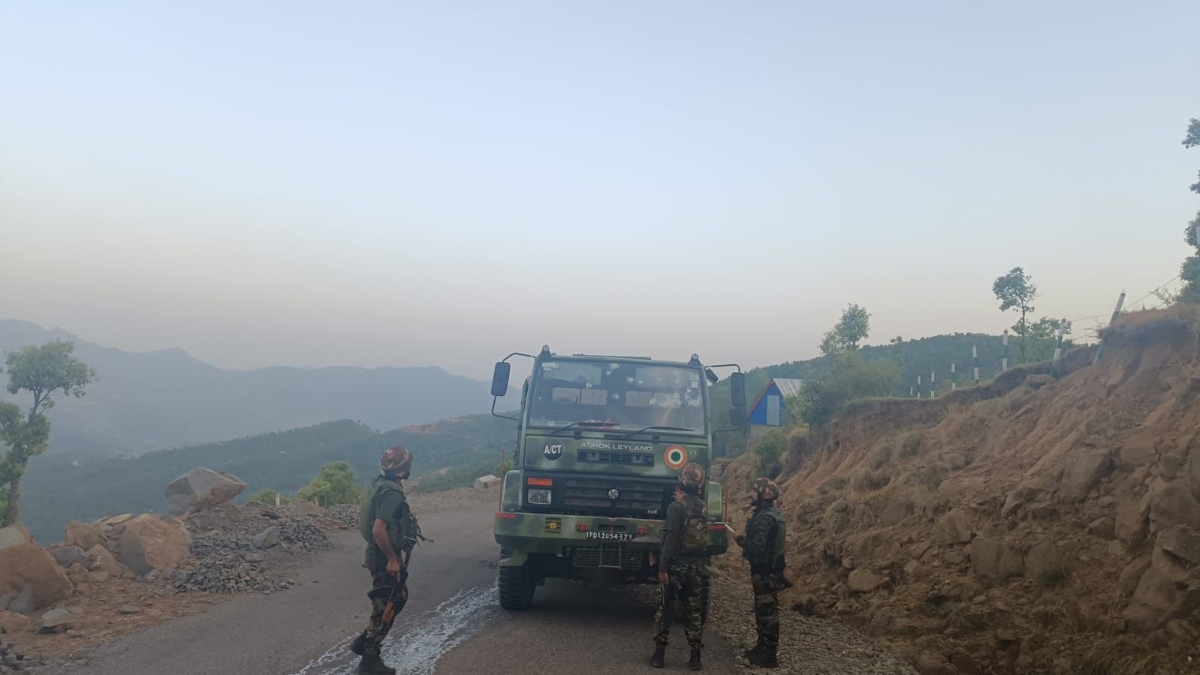 जम्मू कश्मीर में वायुसेना की गाड़ी पर बड़ा आतंकी हमला, पांच जवान घायल, 30 राउंड से ज्यादा फायरिंग – India TV Hindi
