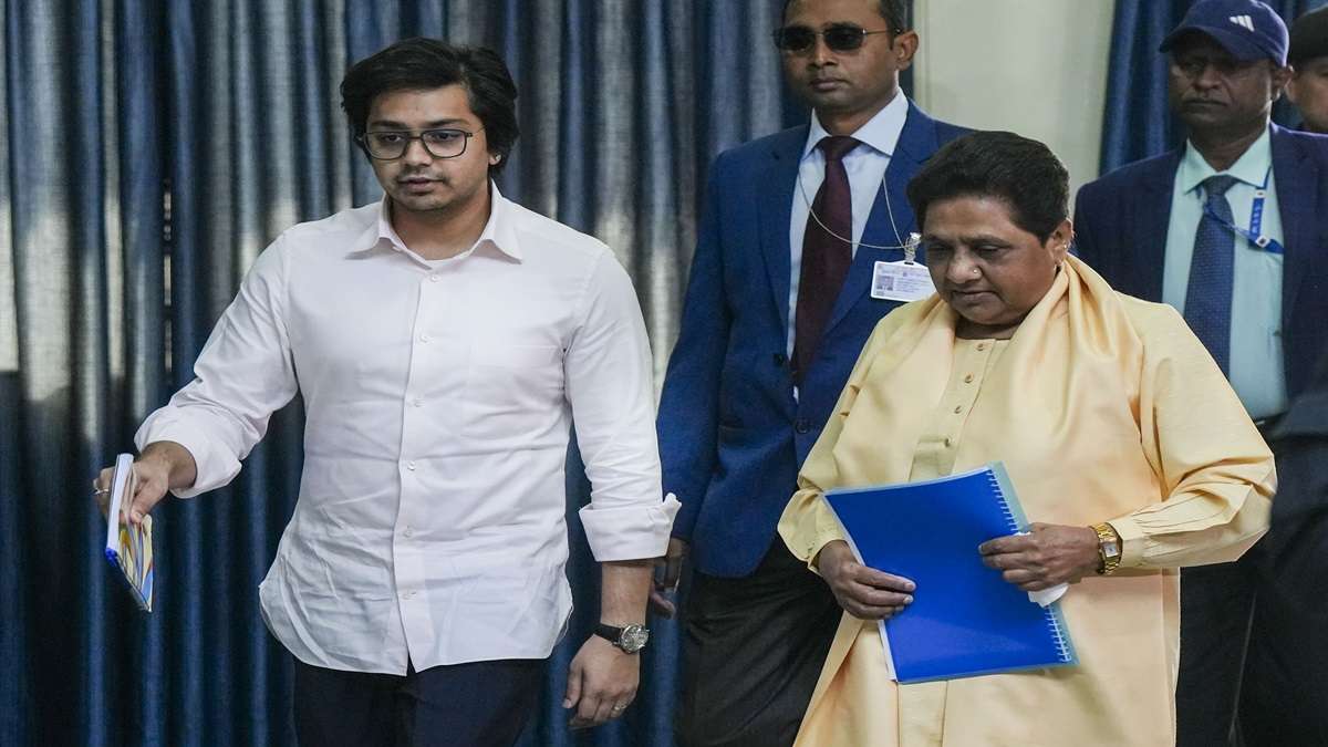 BSP में सभी पदों से हटाए जाने के बाद भतीजे आकाश आनंद ने तोड़ी चुप्पी, मायावती के लिए लिख दी बड़ी बात