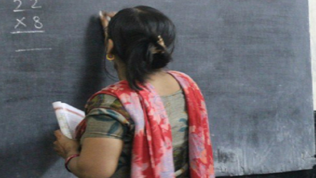 बिहार में ‘Bed Performance’ से लोचा हो गया भाई साहब, 16 शिक्षा सेवकों की कट गई सैलरी बिहार में ‘Bed Performance’ से लोचा हो गया भाई साहब, 16 शिक्षा सेवकों की कट गई सैलरी