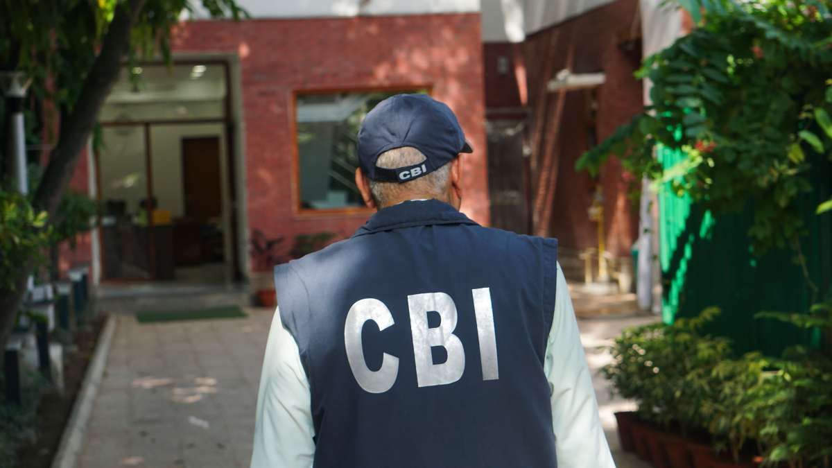 CBI ने RML हॉस्पिटल के 2 डाक्टर्स को किया गिरफ्तार, इलाज के नाम पर लूट रहे थे पैसा – India TV Hindi
