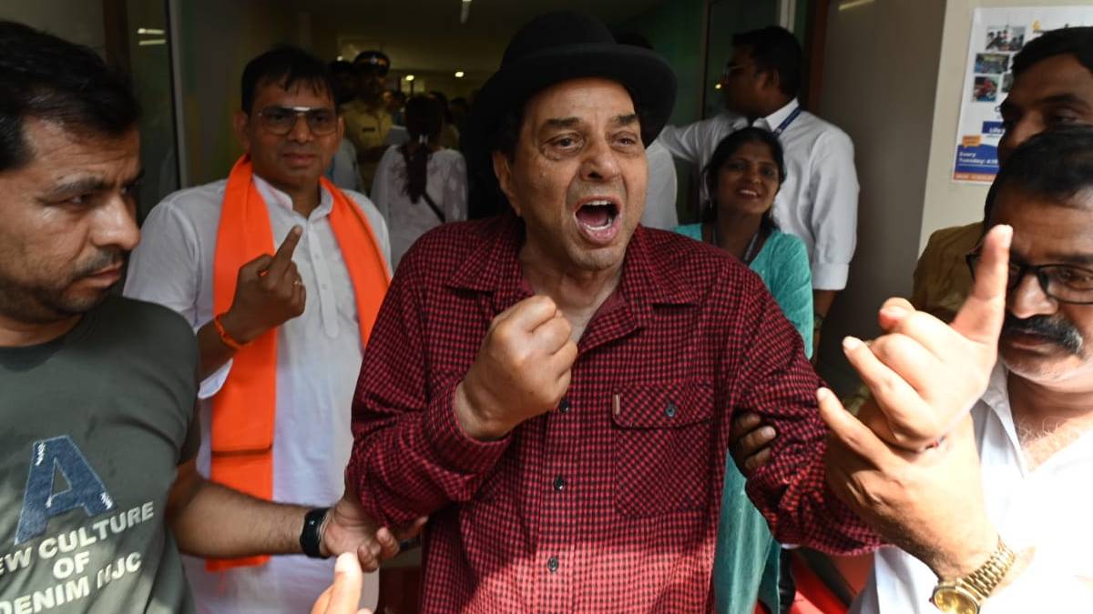 गुस्से में तमतमाए धर्मेंद्र, पैपराजी पर क्यों आया गुस्सा? बोले- ‘क्या कहलवाना चाहते हैं, मुझे मालूम है’