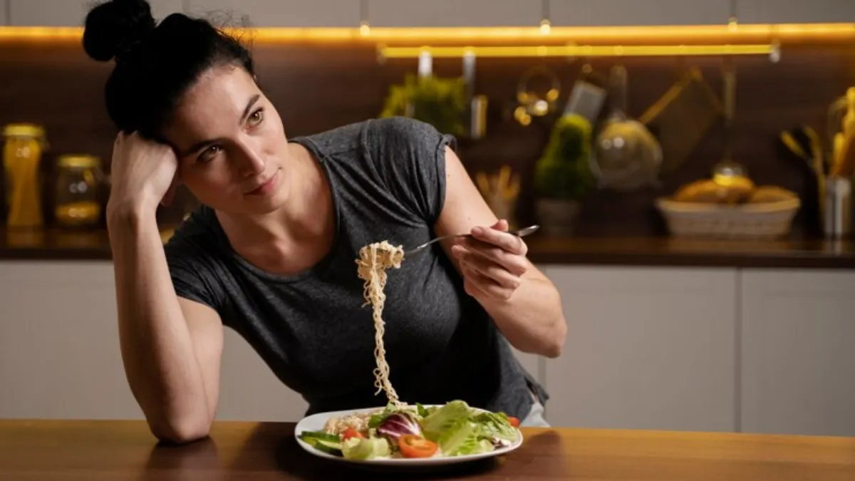 कम खाना, गम खाना, यही है फिटनेस का असली मंत्र, सिर्फ इस एक आदत से दूर रहेगा मोटापा और कई बीमारियां कम खाने की आदत- India TV Hindi