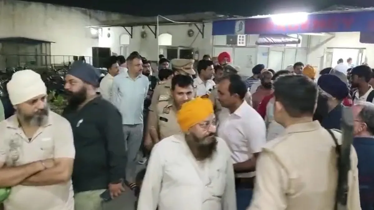VIDEO: गुरुद्वारे के अंदर हत्या से मचा हड़कंप, निर्माण कार्य को लेकर हुई गाली-गलौज और मारपीट हापुड़ के गुरुद्वारे में निर्माण कार्य के दौरान हुई मारपीट में एक शख्स की मौत- India TV Hindi