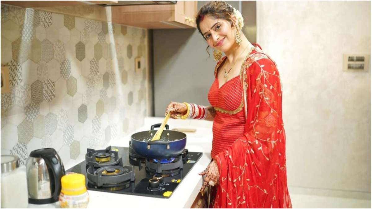 लाल-जोड़े में सज-धज कर आरती सिंह ने ससुराल में बनाई पहली रसोई, तस्वीरें कीं शेयर  - India TV Hindi