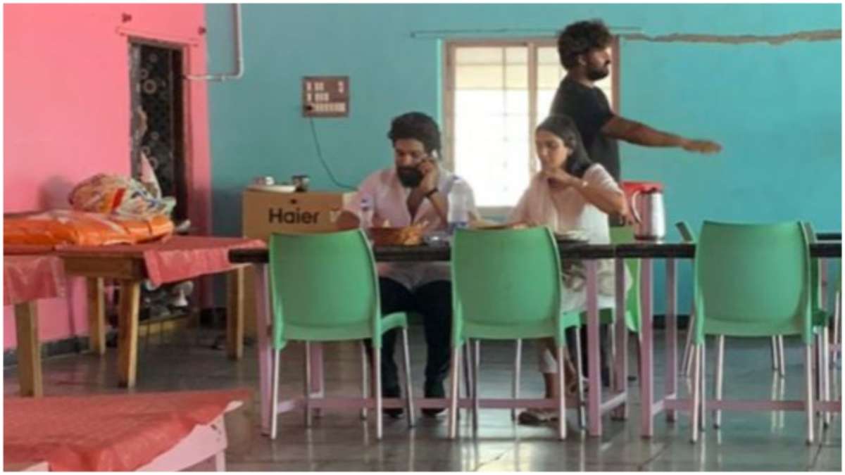 करोड़ों के मालिक अल्लू अर्जुन ने बीवी संग ढाबे में खाया खाना, सादगी देख फैंस हुए गदगद - India TV Hindi