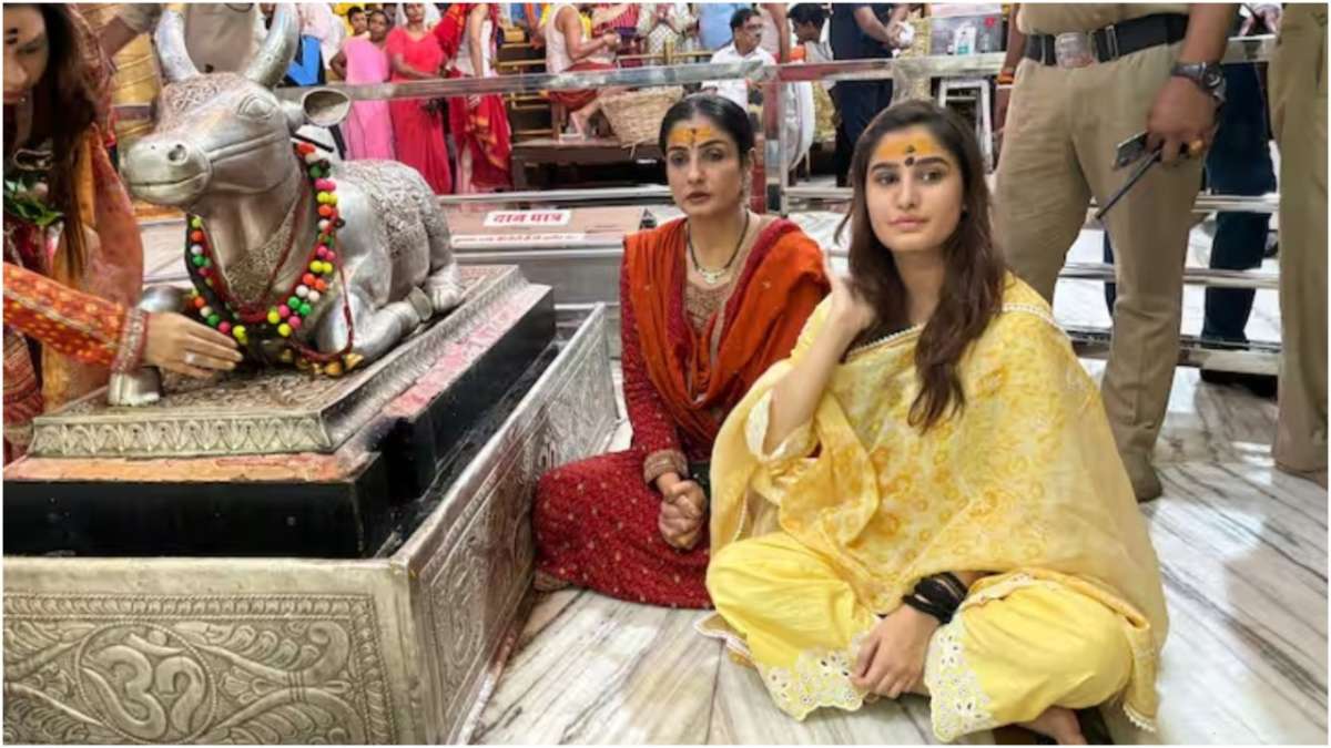 महाकाल के दरबार में पहुंची रवीना टंडन, बेटी के साथ की बाबा की पूजा अर्चना - India TV Hindi