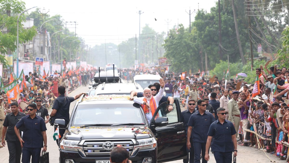 LIVE: पीएम मोदी का कोलकाता में थोड़ी देर बाद शुरू होगा रोड शो, जानें पल-पल का अपडेट