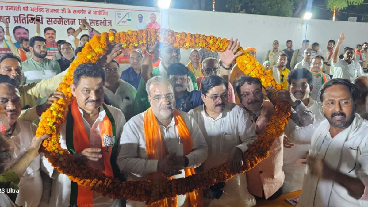 बलिया में चुनाव से पहले सपा को बड़ा झटका, पूर्व मंत्री नारद राय बीजेपी में शामिल