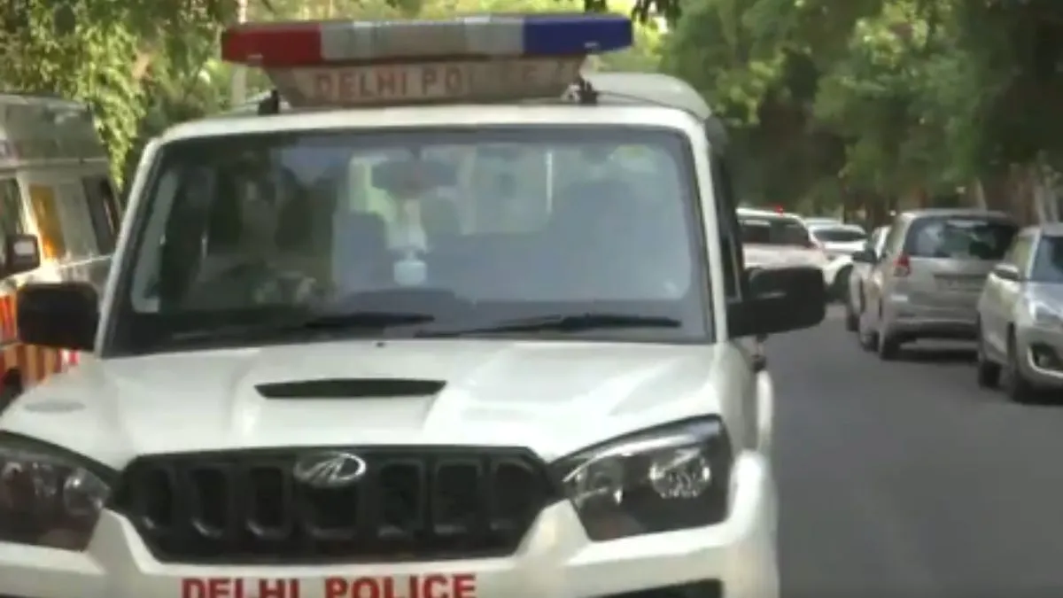 स्वाति मालीवाल बदसलूकी मामला : दिल्ली पुलिस ने सीएम हाउस में रीक्रिएट किया क्राइम सीन अरविंद केजरीवाल के घर...- India TV Hindi