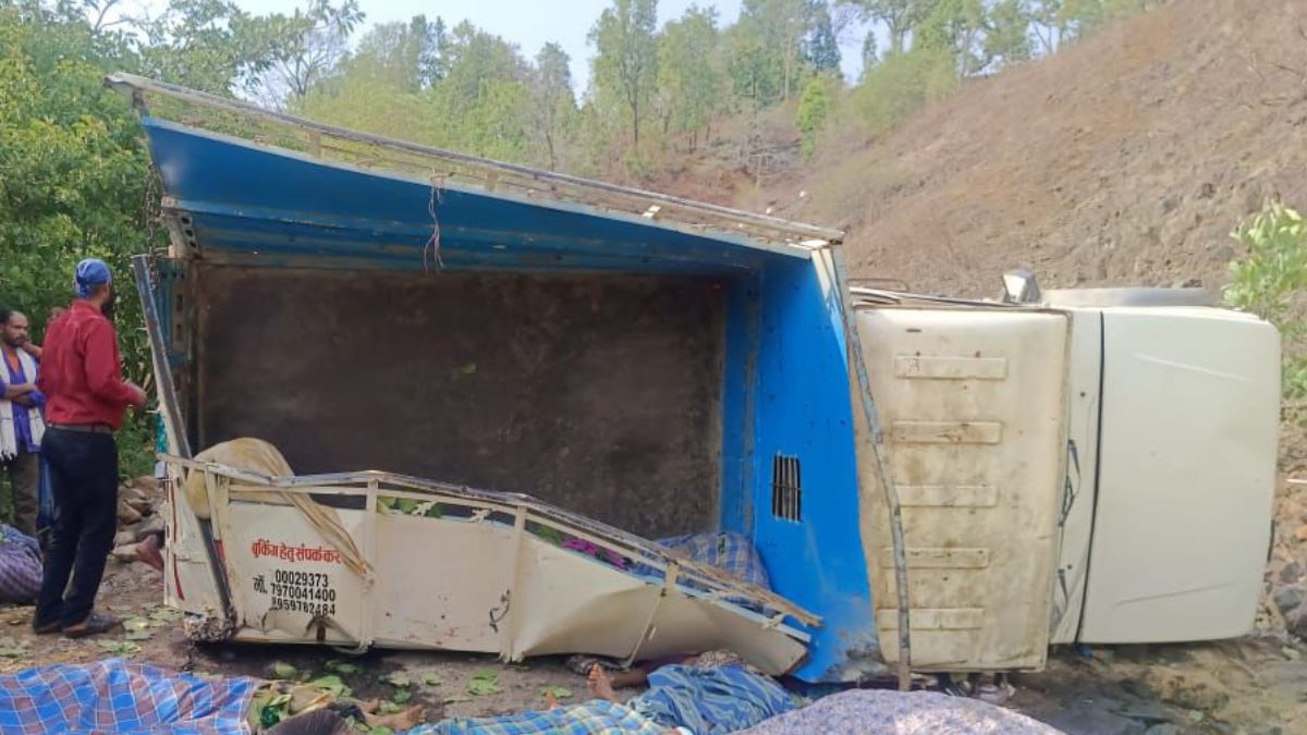 कवर्धा में बड़ा हादसा, खाई में पिकअप पलटने से 18 लोगों की मौत, 4 घायल
