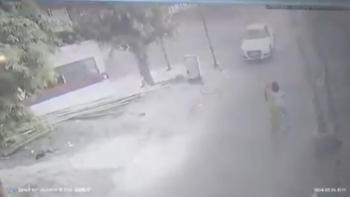 VIDEO: पुणे की तरह नोएडा में भी रफ्तार का कहर, ऑडी कार की टक्कर से बुजुर्ग की मौत; CCTV में कैद हुई पूरी घटना