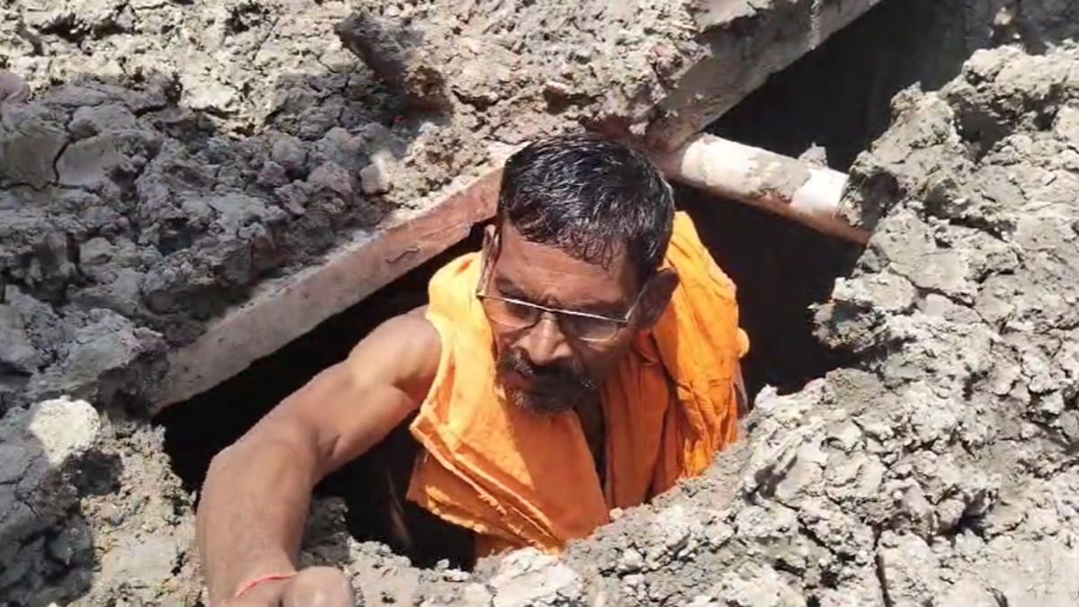 VIDEO: धरती फाड़कर समा गया शख्स, बोला- मां सरस्वती के कहने पर ले रहा हूं भू-समाधि, पुलिस ने बाहर निकाला