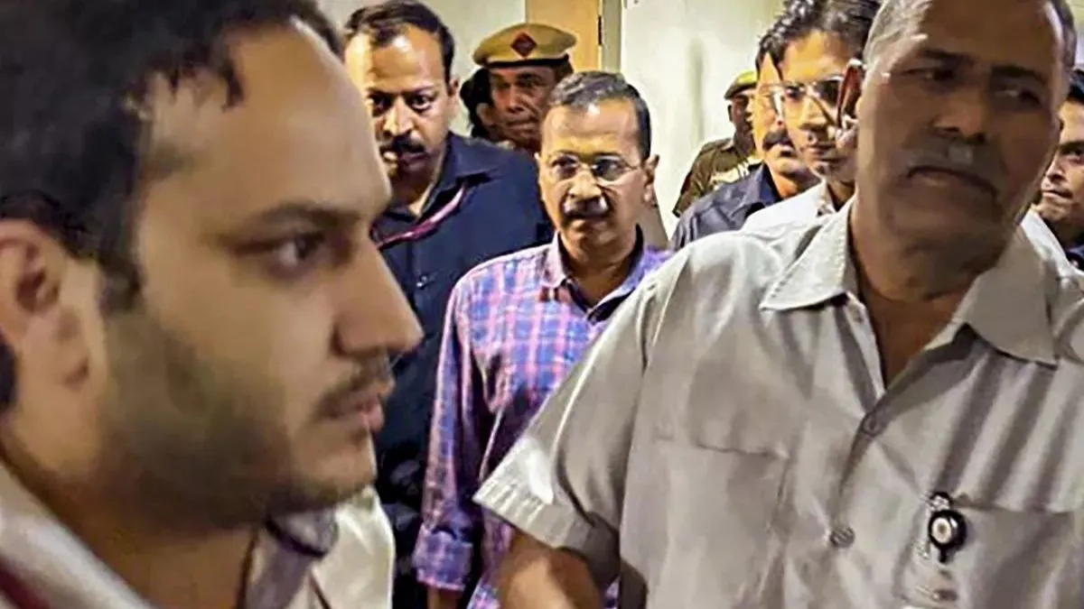 केजरीवाल की गिरफ्तारी मामले में SC ने ED को लगाई फटकार, कहा- "आप एक व्यक्ति के जीने के अधिकार को छीन रहे हैं" अरविंद केजरीवाल की याचिका पर सुनवाई।- India TV Hindi