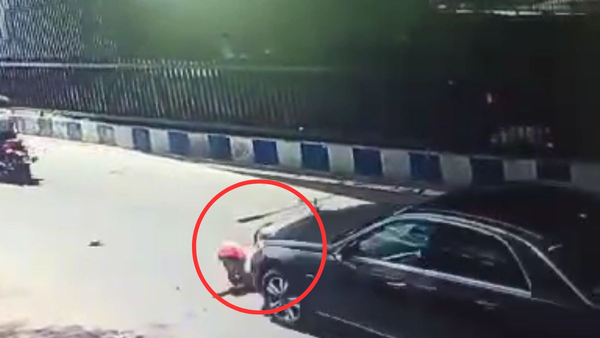मौत का VIDEO: महाराष्ट्र के पुणे में मर्सिडीज कार ने बाइक सवार शख्स को कुचला, हुई मौत