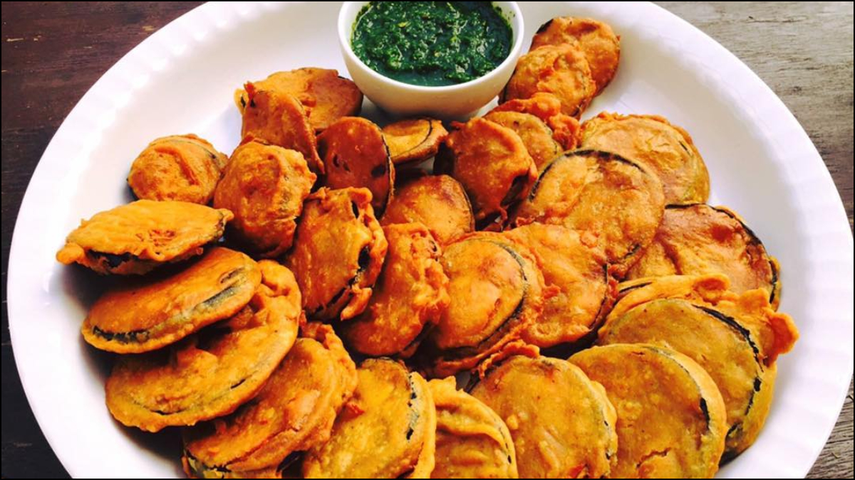 पहाड़ी स्टाइल में बनाकर खाएं बैंगन के तीखे-चटपटे पकौड़े, चाय के साथ खाएंगे तो उंगलियां चाटते रह जाएंगे