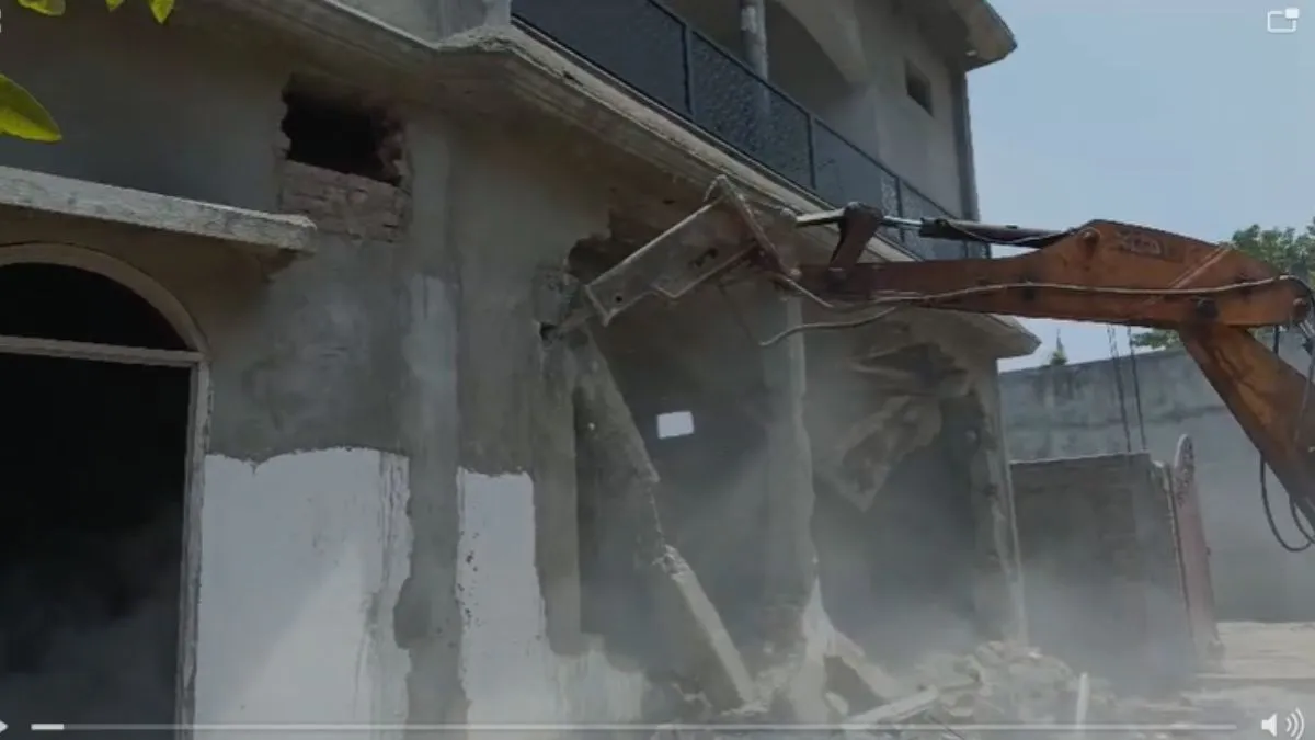 अतीक अहमद के भाई अशरफ की पत्नी जैनब फातिमा के घर पर चला बुलडोजर, सामने आया वीडियो अतीक अहमद के भाई की...- India TV Hindi