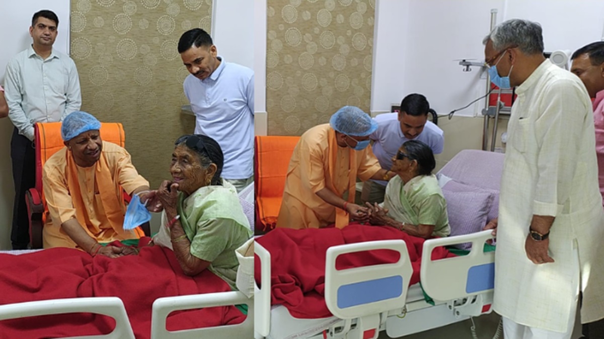 सीएम योगी ने अपनी मां से AIIMS में की मुलाकात, पूछा हाल, हॉस्पिटल में हो गए इमोशनल