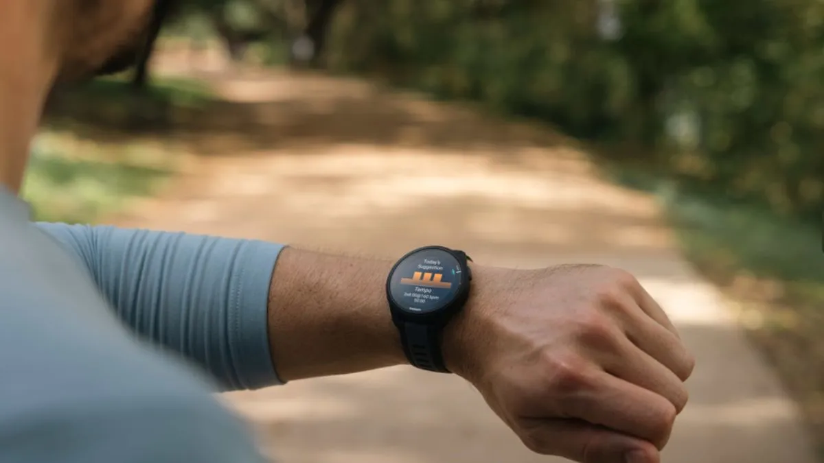 Apple और Samsung को टक्कर देने मार्केट में आई धांसू स्मार्टवॉच, इसमें GPS का भी मिलेगा फीचर Garmin Forerunner 165 Series, Garmin Forerunner 165 Series Watch, Garmin Forerunner 165 Series launc- India TV Hindi