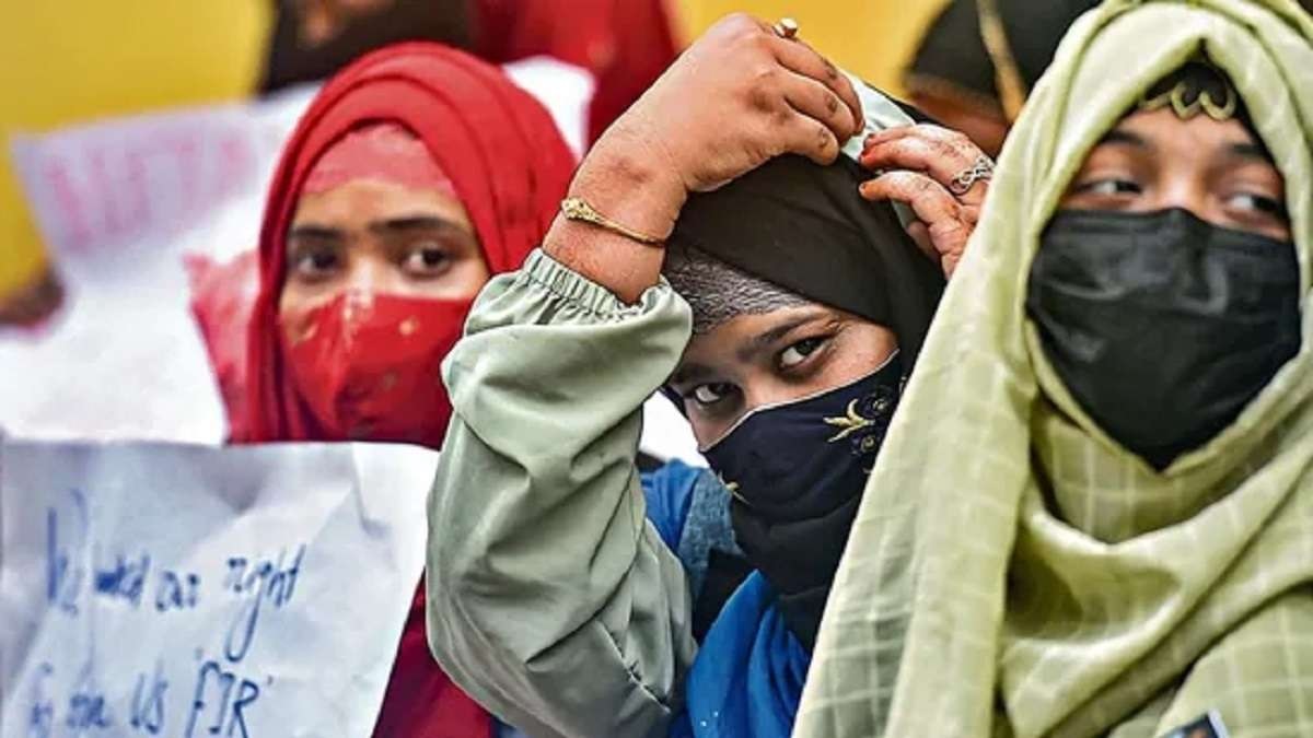 ‘हिजाब पर रोक ड्रेस कोड का हिस्सा, मुसलमानों के खिलाफ नहीं’, मुंबई के कॉलेज ने बंबई हाई कोर्ट से ऐसा क्यों कहा?