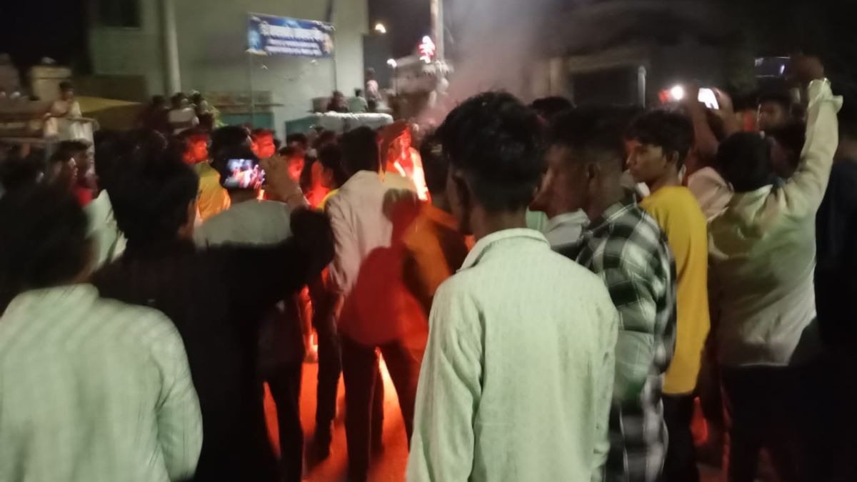 महाराष्ट्रः रेप के आरोपी को भीड़ के हवाले करने की मांग को लेकर थाने में बवाल, पथराव में 12 पुलिसकर्मी घायल